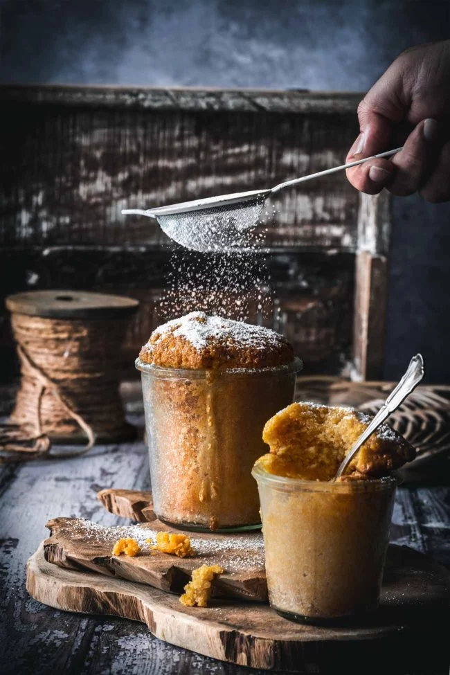 Diese kleinen saftigen Kürbiskuchen mit einem Schuss Mandellikör sind perfekt für das kommende Wochenende. Mandeln, Zimt und brauner Zucker machen sie extra köstlich. Ich hab ihn direkt aus dem Glas gegabelt.