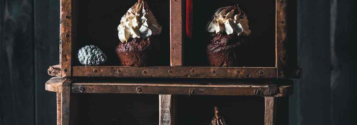Mit diesen Lebkuchen-Muffins kann ich meine Gelüste nach weihnnachtlichen Gewürzen befriedigen. Besonders leicht und innen schön feucht mit wärmenden Zimt und Kardamom und süßen Honig. Passt zum Frühstück aber auch als Nachmittagssnack mit einer leckeren Kaffee Latte.