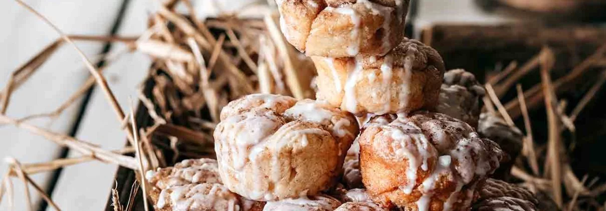 Das große Monkey-Bread kennt ihr oder? Weich gebackene, klebrige Kugeln mit Zimt. Diese einfachen Minis sind wie ein kleines Monkey Bread und ein bisschen wie Muffins...aber vor allem...sind sie UNGLAUBLICH. Diese leichten, buttrigen und superweichen Monkey Breads werden vor dem Backen erst in Butter, dann in Zimtzucker gewälzt. Ich liebe sie zu jeder Tageszeit.