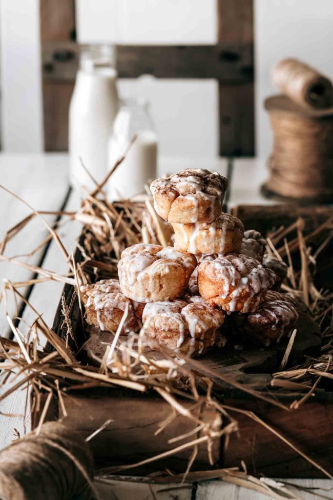 Das große Monkey-Bread kennt ihr oder? Weich gebackene, klebrige Kugeln mit Zimt. Diese einfachen Minis sind wie ein kleines Monkey Bread und ein bisschen wie Muffins...aber vor allem...sind sie UNGLAUBLICH. Diese leichten, buttrigen und superweichen Monkey Breads werden vor dem Backen erst in Butter, dann in Zimtzucker gewälzt. Ich liebe sie zu jeder Tageszeit.