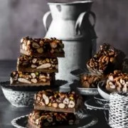 Ich bin mir nicht sicher, wie es euch ergeht, aber wenn esbei mir um Nüsse geht, kann ich einfach nicht mehr aufhören, sie zu essen. Ich habe eine ganzen Schrank voller Nüsse: Mandeln, Cashews, Pekannüsse, Walnüsse, Erdnüsse und Macadamias… Mich davon abzuhalten, diese zu essen, erfordert ernsthafte Selbstkontrolle. Und diese kleinen Nuss-Schnittchen voller Lieblingsnüsse und Dattelsirup sind einfach perfekt. Du kannst sie auch in Dreiecke schneiden und hast damit die wohl nussigsten Nussecken der Welt.