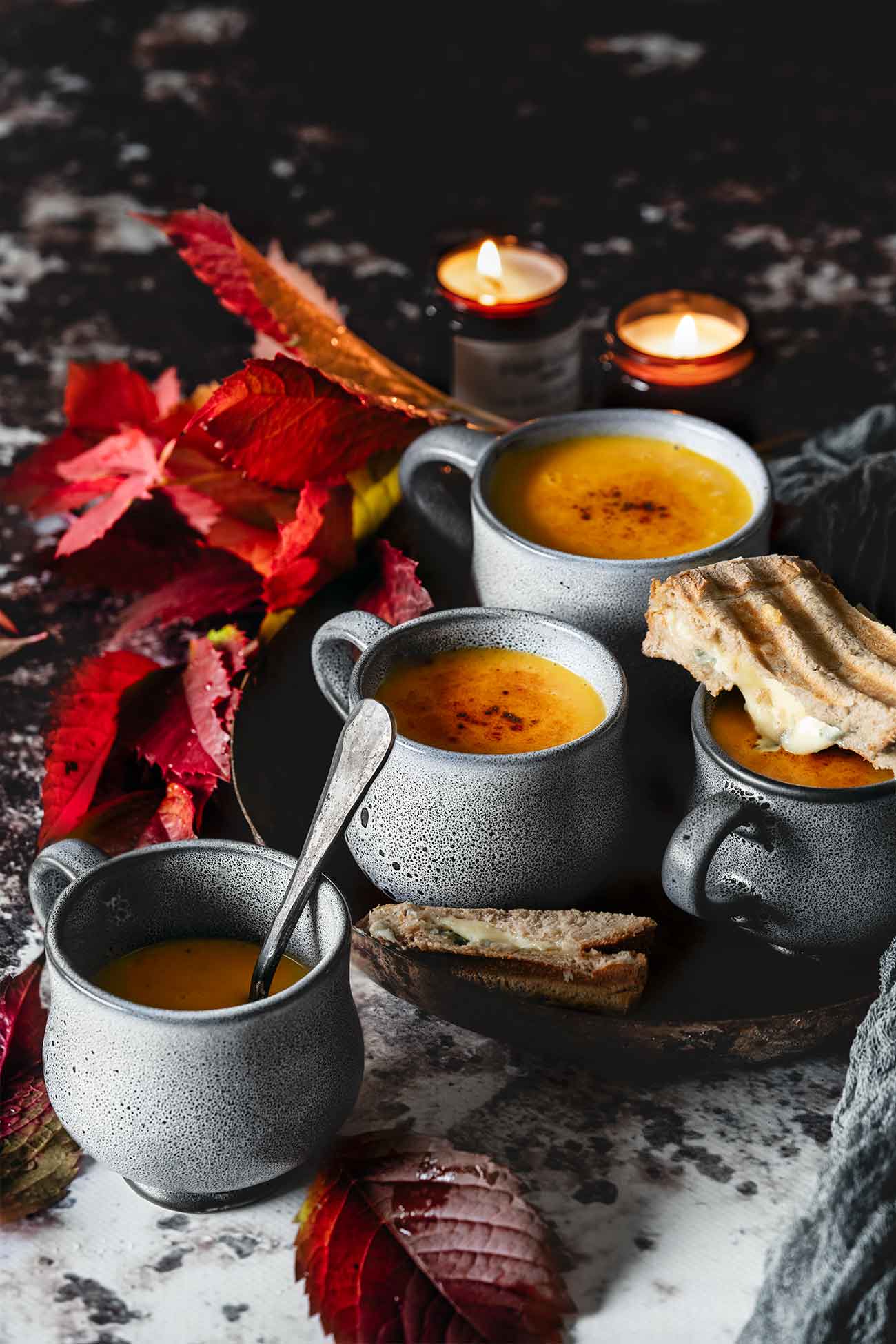 Viele Jahre habe ich gar keine Kürbissuppe mehr gegessen, weil sie mir sprichwörtlich aus den Ohren rauskam (ich muss dieses Sprichwort echt mal googeln). Überall sah man Kürbissuppe in allen Variationen und als ich vor vielen Jahren ein Event ausrichtete, bei dem wir 200 Portionen Kürbissuppe gekocht haben, wollte ich danach weder Kürbissuppe essen noch riechen. Da aber der Butternut Kürbis so schick aussah, durfte er bei meinem letzten Einkauf mit nach Hause und ich gab ihm eine Chance Hauptakteuer der Suppe zu werden. So lecker. Der Butternut-Kürbis hat eher einen buttrigen Geschmack mit leicht nussigem Aroma. Dazu ein Toast mit geschmolzenem Käse. Soulfood pur! 