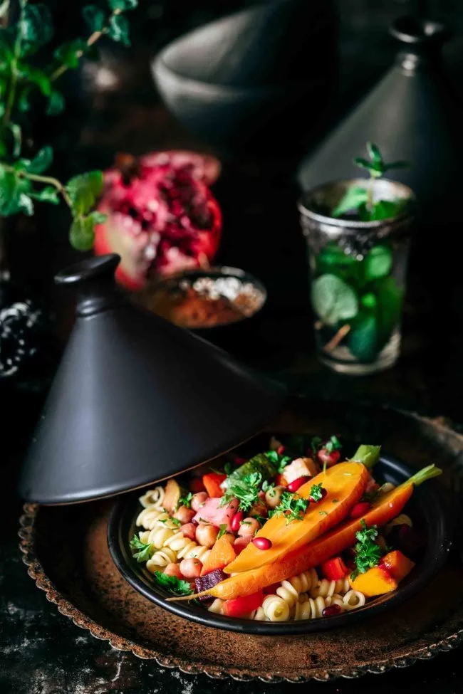 Was passiert eigentlich, wenn jemand wie ich jetzt eigentlich in Marrakech sitzen und in seinem Lieblingsrestaurant eine große Gemüse-Tajine essen wollte? Ganz klar, ich hole mir einfach die Tajine nach Hause und fülle sie mit regionalem Wintergemüse, Gewürzen aus 1001 Nacht und (meinem Lieblingsgrundnahrungsmittel) Nudeln. Für die Tajine habe ich mich für Birkel’s No. 1 Shipli entschieden, weil sie kernig im Biss bleiben und all die leckeren Gewürze der Soße aufnehmen. Auf mit mir zur deutsch-marokkanischen Fusion-Küche.