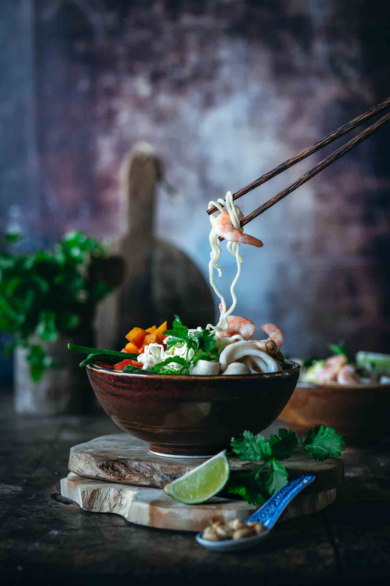 So einmal im Monat kommt es vor, dass ich einen unglaublichen Appetit auf asiatisches Essen bekommen. Als ich noch in der Großstadt wohnte, war das auch kein Problem, denn es tummelten sich Hunderte von asiatischen Fast-Food Läden in der Stadt. Hier auf dem Land habe ich es mir angewöhnen müssen, meine Gelüste nach asiatischem Essen zu stillen, in dem ich selber koche. Schnell muss es aber trotzdem gehen. Mit den Produkten von COSTA ist das auch kein Problem.