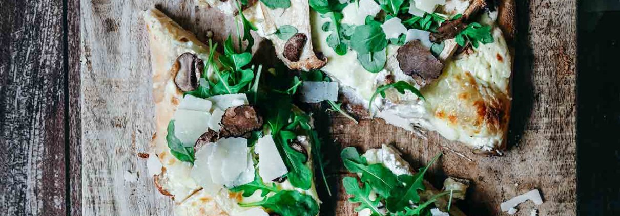 Habt ihr schon einmal Pizza mit Sauerteig gegessen? Nein? Dann wird es Zeit, denn durch den Sauerteig wird die Pizza extra knusprig und locker leicht. Ich bin jetzt schon großer Fan des Frischen Pizzateiges mit Sauerteig in Kugelform von Tante Fanny. Den Teig kann ich nämlich so formen, wie ich will und das passt hervorragend zu meinem Motto, bestimmte Produkte einfach fertig zu kaufen, anstatt selber zu machen, wenn es jemand eben besser kann. Und wollt ihr noch wissen, was mein allerliebster Pizza-Belag ist? Nur mal so am Rande: Ich mag meine Pizza lieber oval als rund. Und ich mag einen fluffigen Teig, der beim Backen auch aufgeht, so wie der Frische Pizzateig mit Sauerteig von Tante Fanny