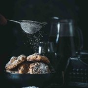 Stollen Cookies Stollen Kekse Super einfache, besonders leckere und perfekt süße Stollen-Kekse. Die Kekse bestehen aus braunem Zucker und wärmendem Rum (für die Kinderversion kann man natürlich auch Orangensaft nehmen). Sie sind weich und buttrig und haben einen leckeren Marzipankern. Jeder Keks wird dann noch liebevoll mit Puderzucker bestäubt. 15 große Kekse 40 g getrocknete Cranberrys 40 g Rosinen Abgeriebene Schale 1 Orange 4 TL Rum 60 g Marzipan 75 g Mandeln 125 g Butter, Zimmertemperatur 100 g Zucker 75 g brauner Zucker 1 Ei 225 g Mehl 1 TL Zimt Muskatnuss Koriander, gemahlen Ingwer, gemahlen 10 Tropfen Bittermandel-Aroma Puderzucker Cranberrys, Rosinen und Orangenschale mit dem Rum in einen kleinen Topf geben und 5 Minuten köcheln lassen, dann zur Seite stellen Marzipan zu 15 Kugeln formen und bis zur weiteren Verarbeitung in die Gefriertruhe geben Backofen auf 200 Grad Ober-Unterhitze vorheizen Mandeln im Backofen 5 Minuten rösten, dann grob hacken Backofen ausschalten Butter, Zucker und braunen Zucker schaumig aufschlagen Ei, Bittermandel-Aroma und Mehl unterrühren Eingelegte Früchte inkl. Rum und gehackte Mandeln zugeben und unterrühren Teig zu 15 Kugeln formen und jeweils eine Marzipankugel in die Mitte drücken Teigkugeln mit der Marzipankugel nach oben auf ein mit Backpapier ausgelegtem Backblech legen und 1 Stunde ruhen lassen Backofen auf 180 Grad Ober-Unterhitze vorheizen Kekse 10-12 Minuten backen Vor dem Servieren mit Puderzucker bestäuben