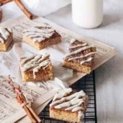 Das sind die besten Blondies, die ich je hatte. Zugegeben, ich hatte weder viele Blondies, noch habe ich bisher viele Blondies selbstgemacht. Aber diese Blondies sind einfach der Knaller. Weiße Schokolade im Teig, Frischkäse-Zuckerguss und Zimtzucker. Jeder Bissen schmilzt köstlich im Mund.