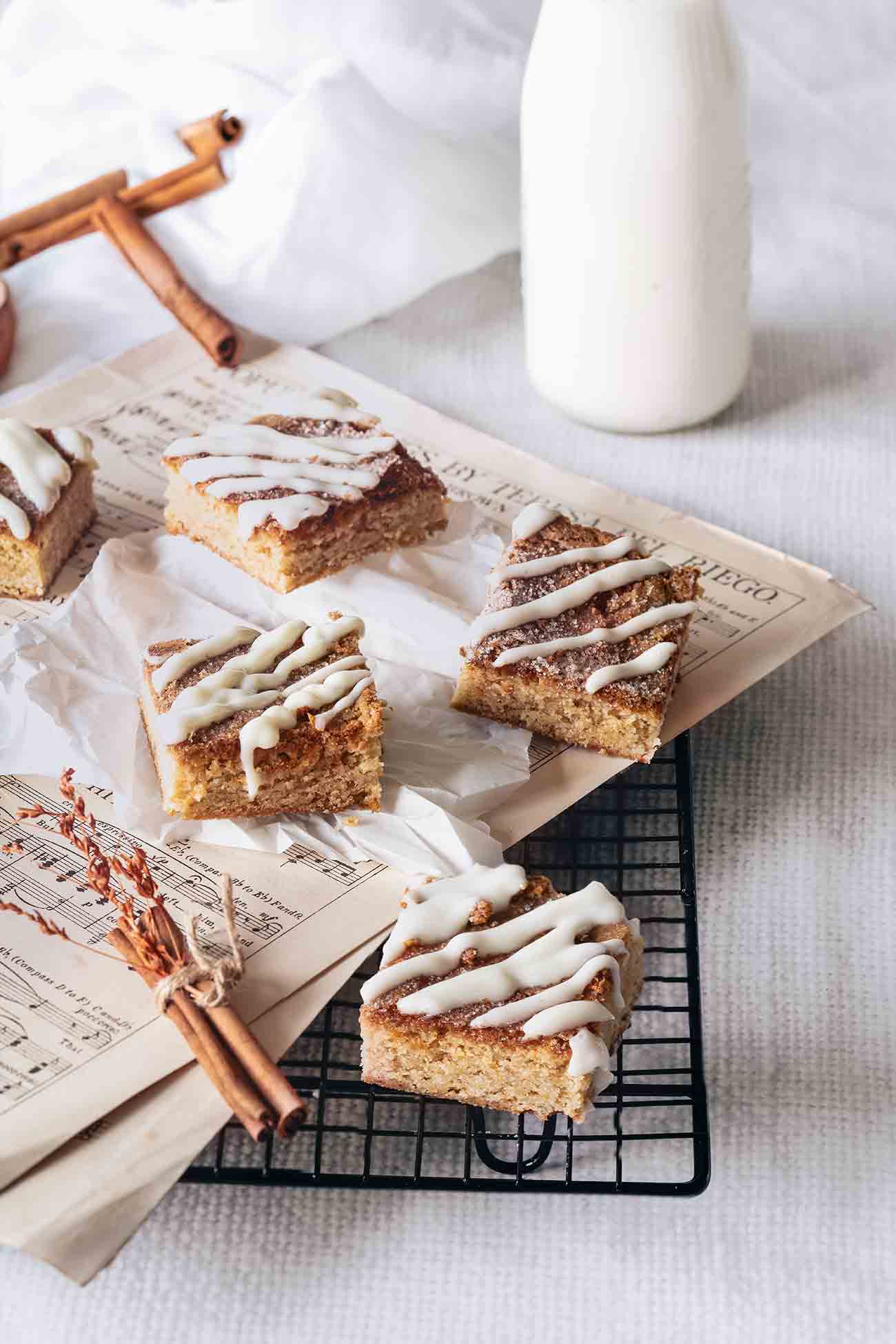 Das sind die besten Blondies, die ich je hatte. Zugegeben, ich hatte weder viele Blondies, noch habe ich bisher viele Blondies selbstgemacht. Aber diese Blondies sind einfach der Knaller. Weiße Schokolade im Teig, Frischkäse-Zuckerguss und Zimtzucker.   Jeder Bissen schmilzt köstlich im Mund. 