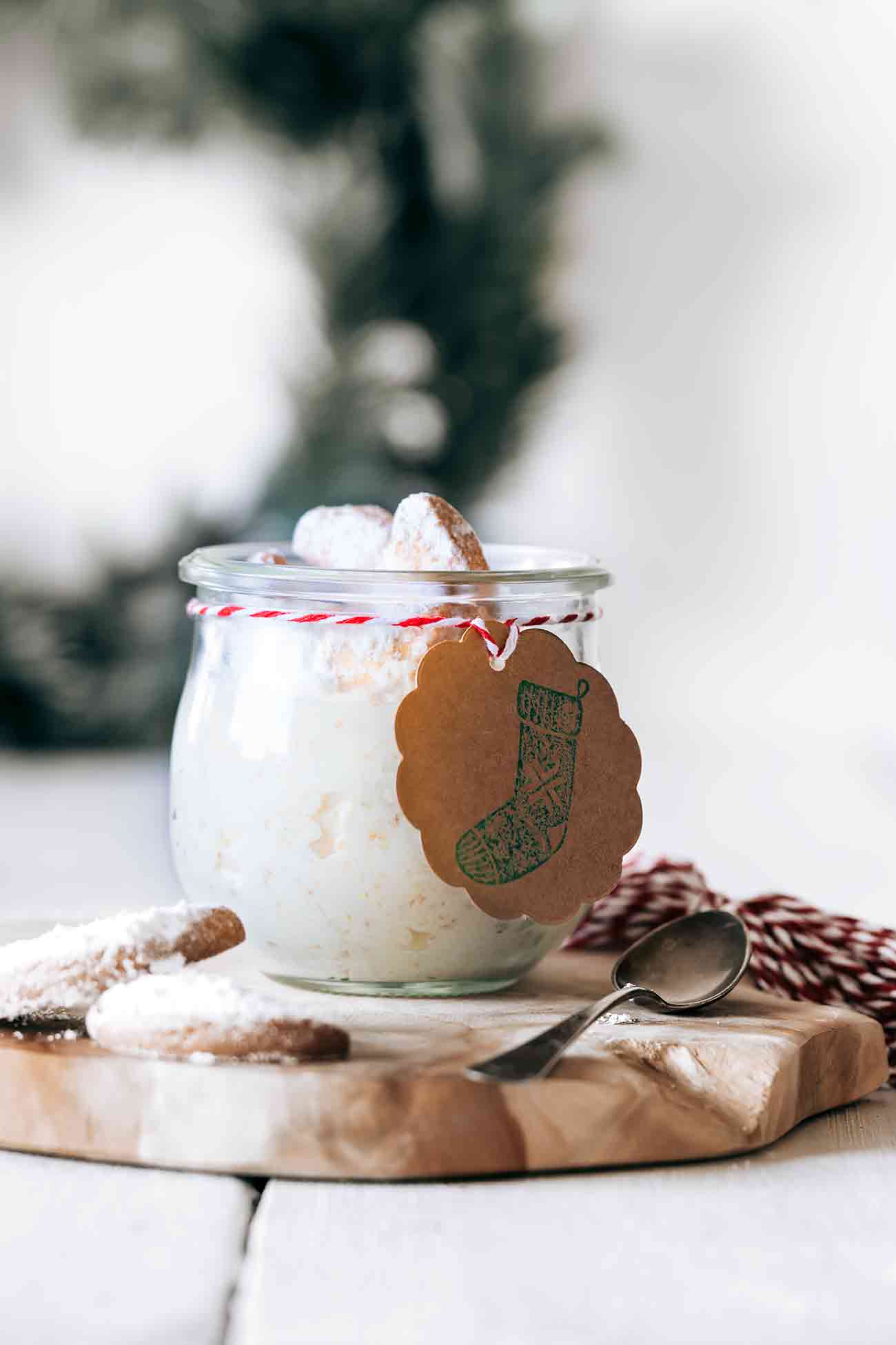 Die einfachste 4-Zutaten-Weiße Schokoladen-Mousse. Oh mein Gott, so gut. Hergestellt aus nur vier einfachen Zutaten: Sahne, Zucker, Schokolade und Vanillekipferl.  Diese Mousse erfordert keine Eier und keine ausgefallenen Arbeitsschritte.  Ein köstliches Dessert. Besonders perfekt, wenn Du nach einem Last-Minute-Dessert suchst  ... oder einfach nur eine schnelle Leckerei benötigst. 