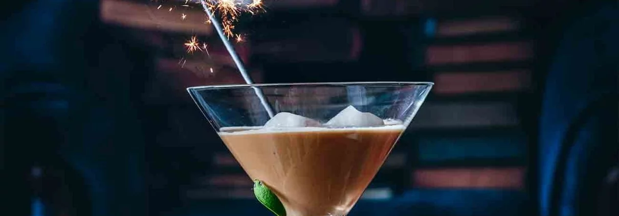 Zum Abschluss des Jahres gibt es für mich noch einmal die Krönung. Die Jacobs Krönung Crema. Mit Bourbon, Amaretto und Mandelmilch wird daraus ein Silvester Cocktail, der geschmacklich auf das Jahr 2021 vorbereitet: Interessant, leicht süß und aufregend. Mandel-Kaffee Cocktail