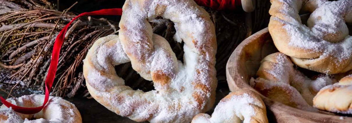 Vorbei mit all den Weihnachtsleckereien wie Spekulatius, Lebkuchen und Christstollen. Es geht mit großen Schritten auf das neue Jahr zu und ich habe in Gedanken schon die Weihnachtsdekoration entfernt und so viele tolle Rezepte für das nächste Jahr im Kopf, dass ich es schon kaum noch aushalten kann. Aber jetzt zu den kleinen Herz-Bretzeln, die sich auch als kleines „Neujahrs“-Geschenk eignen. Ich habe nicht gewusst, wie lecker ganz einfache Vanille-Brezeln sein können, bis ich diese gemacht habe. Vanille und Hefe sind ein unschlagbares Team. Ich hab sie lauwarm gegessen (war klar, oder?) – ein Knaller.
