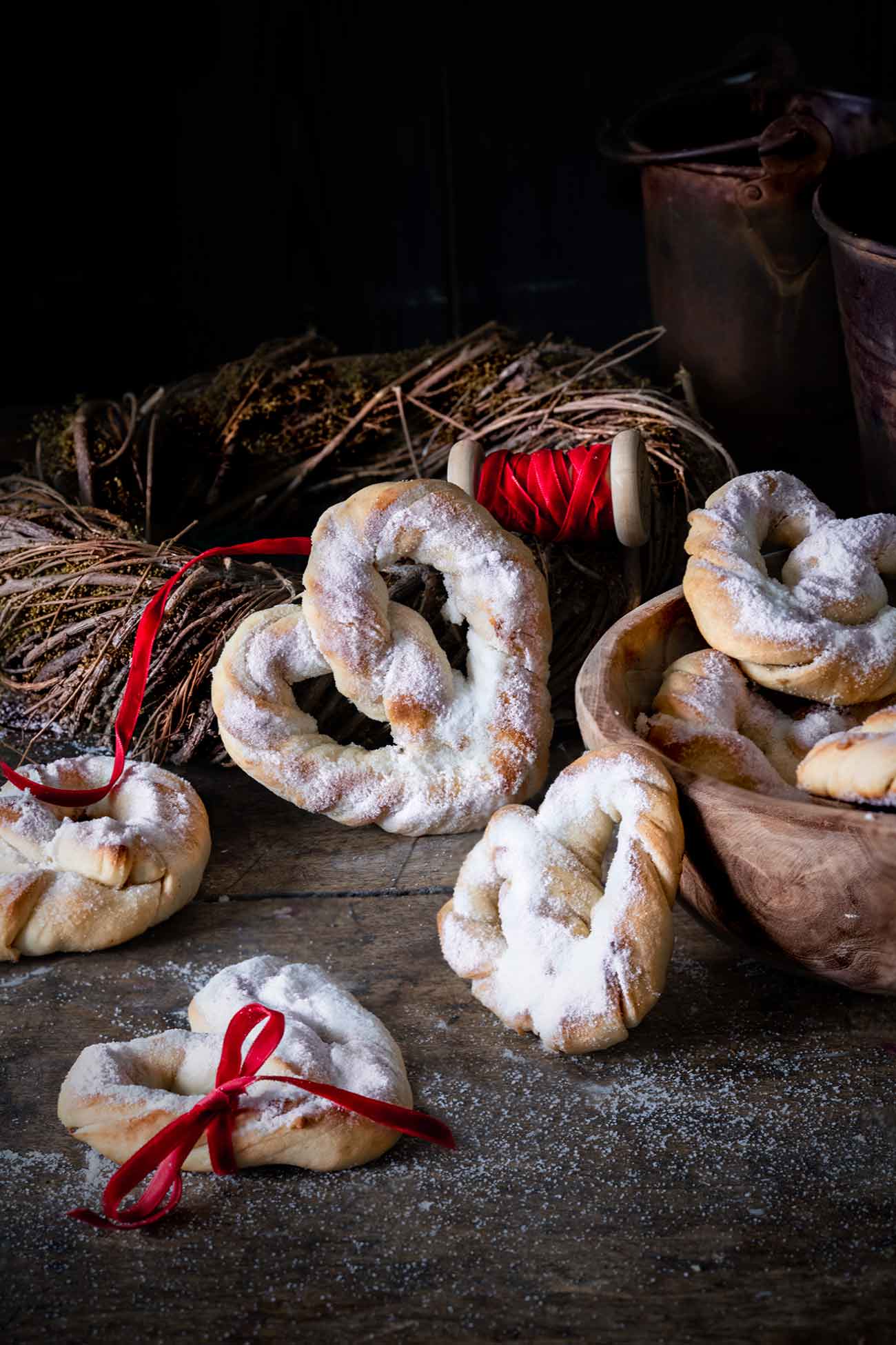 Vorbei mit all den Weihnachtsleckereien wie Spekulatius, Lebkuchen und Christstollen. Es geht mit großen Schritten auf das neue Jahr zu und ich habe in Gedanken schon die Weihnachtsdekoration entfernt und so viele tolle Rezepte für das nächste Jahr im Kopf, dass ich es schon kaum noch aushalten kann. Aber jetzt zu den kleinen Herz-Bretzeln, die sich auch als kleines „Neujahrs“-Geschenk eignen. Ich habe nicht gewusst, wie lecker ganz einfache Vanille-Brezeln sein können, bis ich diese gemacht habe. Vanille und Hefe sind ein unschlagbares Team. Ich hab sie lauwarm gegessen (war klar, oder?) – ein Knaller. 