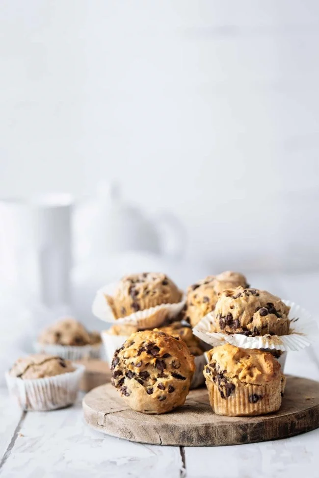 Zum Frühstück eigenen sich die schnell gemachten Muffins mit Honig so richtig gut. Ach was rede ich denn da? Ich habe die meisten gestern Nachmittag schon gegessen. Direkt, nachdem ich sie fotografiert habe. Lauwarm. Die waren richtig lecker. Mit wenigen Zutaten, ohne Schnickschnack.