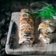 In nur 5 Minuten kannst du diese Leckerei schon in den Ofen schieben. Nach 25 Minuten schon genießen. Ich bin so begeistert von diesem Frühstücksstrudel, dass ich direkt einen zweiten in den Ofen geschoben habe.