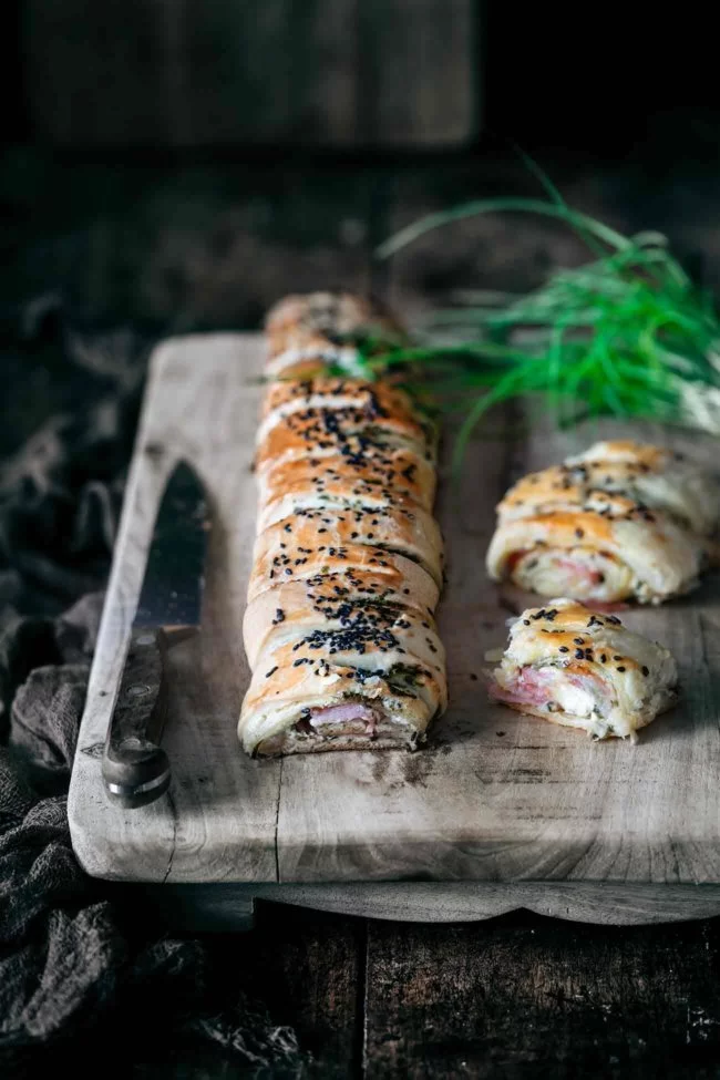 In nur 5 Minuten kannst du diese Leckerei schon in den Ofen schieben. Nach 25 Minuten schon genießen. Ich bin so begeistert von diesem Frühstücksstrudel, dass ich direkt einen zweiten in den Ofen geschoben habe.