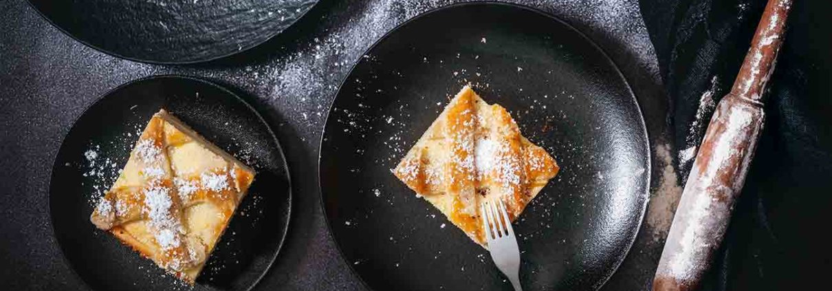 Ein einfacher Käsekuchen vom Blech. Genau das, was ein Samstag braucht. Er ist außen schön fest und innen ganz cremig. Dies ist der am einfachsten zuzubereitende Käsekuchen und unmöglich zu vermasseln.