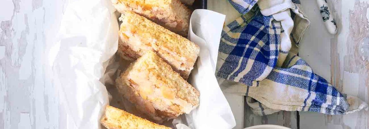 Nur durch einen Zufall bin ich auf dieses Rezept gestoßen und ich bin total „happy“ darüber, denn der Butter-Blechkuchen schmeckt genauso wie von der Oma. Sahne mit im Teig und eine Menge warmer Butter, die in den Teig einziehen kann. Genau so muss das sein. Ich bin im Kuchenhimmel.