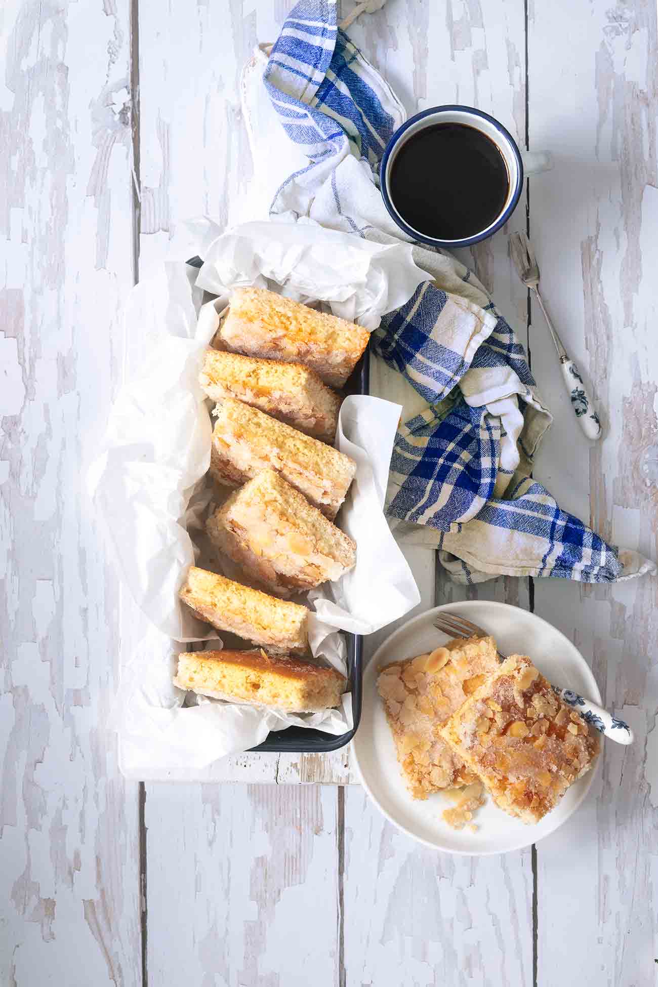 Nur durch einen Zufall bin ich auf dieses Rezept gestoßen und ich bin total „happy“ darüber, denn der Butter-Blechkuchen schmeckt genauso wie von der Oma. Sahne mit im Teig und eine Menge warmer Butter, die in den Teig einziehen kann. Genau so muss das sein. Ich bin im Kuchenhimmel. 