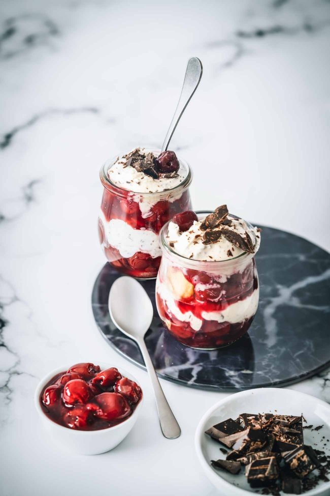 Ein Gläschen geht immer! Und sonntags auch mal zwei. Am liebsten mag ich die grob gehackte Schokolade unter der Mascarponecreme, die ein bisschen nach Stracciatella schmeckt. So am Rande: Ich habe gerade Schokolade von meiner Tastatur geleckt. Ich meine es ernst. Ich denke ich muss definitiv aufhören, Desserts und Kuchen mit Schokolade zu fotografieren und dann versuchen mit meinem Laptop die Fotos zu betrachten, während ich fotografiere… mit Schokolade an meinen Händen.