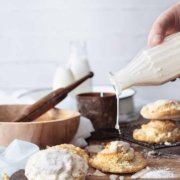 Easy Fluffy Coconut Rolls… mit süßem Zuckerguss aus Rum… genau mein Frühstück und Nachmittags-Snack. Butteriger, weicher Teig mit einer Füllung aus Kokosraspeln und Kokosmilch. Es gibt wirklich nichts an den Schneckchen, was man nicht lieben könnte, denn jeder Bissen schmilzt köstlich im Mund.