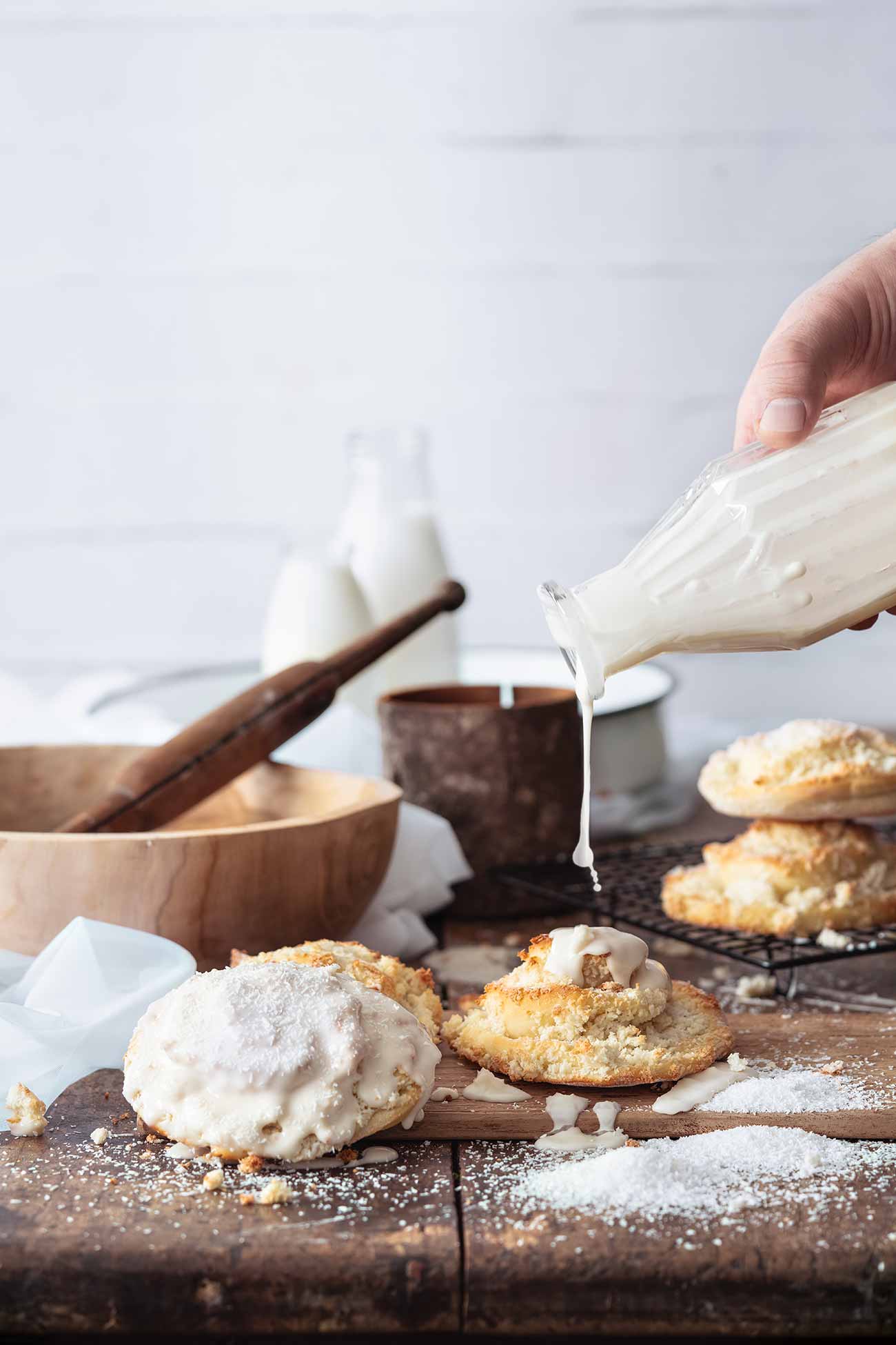 Easy Fluffy Coconut Rolls… mit süßem Zuckerguss aus Rum… genau mein Frühstück und Nachmittags-Snack. Butteriger, weicher Teig mit einer Füllung aus Kokosraspeln und Kokosmilch. Es gibt wirklich nichts an den Schneckchen, was man nicht lieben könnte, denn jeder Bissen schmilzt köstlich im Mund. 