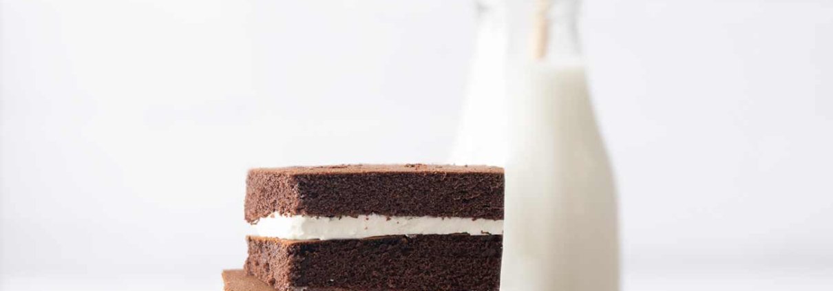 Es gibt Dinge, die können einfach nicht groß genug sein, oder? Wie zum Beispiel eine Milchschnitte. Die darf auch mal in XL daherkommen. Fluffiger Biskuitteig mit einer Sahne-Mascarponecreme als Füllung. Das schmeckt einfach. Und schnell gemacht ist sie auch noch.