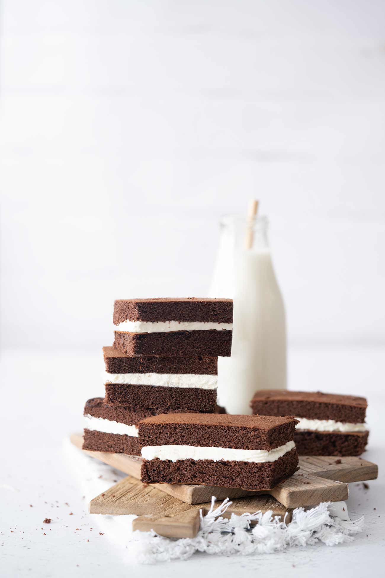 Es gibt Dinge, die können einfach nicht groß genug sein, oder? Wie zum Beispiel eine Milchschnitte. Die darf auch mal in XL daherkommen. Fluffiger Biskuitteig mit einer Sahne-Mascarponecreme als Füllung. Das schmeckt einfach. Und schnell gemacht ist sie auch noch. 