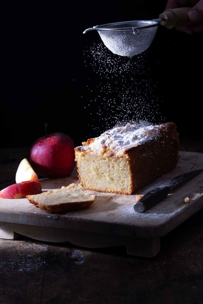 Als ich heute Morgen aufwachte, dachte ich sofort an den Apfelkuchen, den ich gestern gebacken habe. Und während ich hier ein paar Zeilen schreibe, muss ich unbedingt ein Stück essen. Innen so saftig und sahnig und außen eine leichte Zuckerkuste, die so schön knackt, wenn man reinbeißt. Mehr Worte braucht es nicht. Habt einen tollen Dienstag.