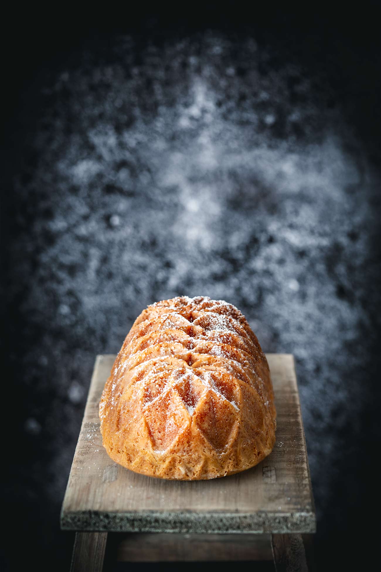 So einfach wie das Foto ist, so einfach ist auch dieser Kastenkuchen. Ich erinnerte mich an den Kuchen, den meine Großmutter immer auftischte. Diesen fand ihn schon als Kind in seiner Einfachheit unglaublich toll und lecker, denn er was richtig saftig und schmeckte einfach nach… wie soll ich es sagen… nach…Kuchen. So blöd wie das klingt, aber vielleicht war es auch der erste Kuchen, den ich als Kind je gegessen habe und mir daher diesen Geschmack im Kopf bewahrt habe. Probiert ihn einfach mal aus. Der Genuss kann auch in der Einfachheit liegen. 