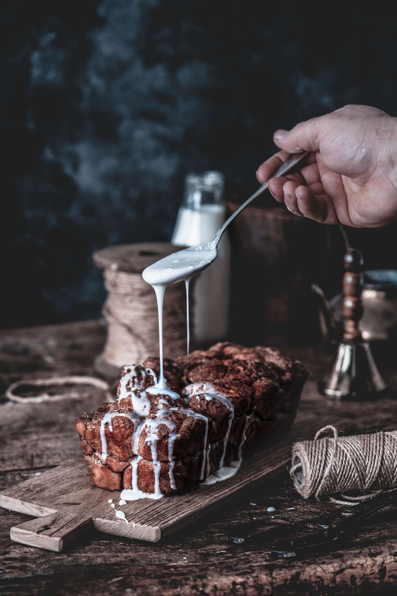 Ein Kuchen ganz nach meinem Geschmack. Mit frischen Äpfeln und süchtig machendem Zimt-Zucker. Dazu noch eine Glasur. Mein ultimativer Nachmittagskuchen (schmeckt aber auch sehr gut zum Frühstück) für Familie und Freunde oder um sich selbst was zu gönnen.  Der beste Teil? Er ist so einfach zu backen und gelingt immer. 