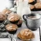 Apfel-Muffins haben wir sicherlich alle schon einmal gebacken und/oder gegessen. Aber diese hier sind ganz besonders leckere Muffins, die du unbedingt ausprobieren musst. Ich habe etwas Vollkornmehl unter dem „normalen“ Mehl gemischt, so dass die Textur der Muffins echt perfekt ist. Die lassen sich übrigens auch perfekt einfrieren, so dass du dir 12 Tage lang jeden Morgen einen Apfel-Muffin zum Frühstück gönnen kannst. Die lassen sich aber auch alle sofort aufessen. Weiß ich aus Erfahrung.