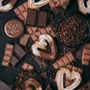 Herz - Churros mit Kaffee-Schokoladensoße Heart - churros with coffee and chocolate sauce Ganz viel Liebe für Euch. Liebe ist doch was Wunderbares, oder? Ich meine nicht nur die Liebe zwischen zwei Verliebten, sondern auch die Liebe unter Freunden. Wie sieht es aus mit deinen Freunden? Kommen die nur zu deiner Party, oder haben die auch Zeit, wenn der Umzugswagen beladen werden muss? Beides? Dann Glückwunsch. Die (und nur die) haben sich eine große Portion Herz-Churros mit Kaffee-Schokoladensoße verdient. Mein Geheimtipp um die Schokoladensoße noch intensiver zu machen: Ein wenig frisch gebrühten Kaffee einrühren. Ich habe die kräftigen Bohnen der Jacobs Expertenröstung Crema Italiano genommen. Die lieb ich auch.