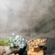 Erdnussbutter und Marmelade auf warmen Toast ist ja schon lange kein (kulinarisches) Geheimnis mehr. Noch besser schmeckt diese Kombination allerdings in Kuchen. Zusammen mit Erdnussbutter-Streusel und im Cheesecake-Style. Auch wenn ich mich wiederhole: Müsst ihr unbedingt nachbacken.