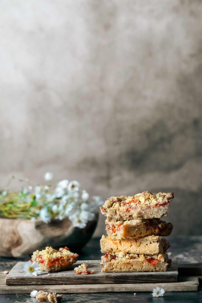 Erdnussbutter und Marmelade auf warmen Toast ist ja schon lange kein (kulinarisches) Geheimnis mehr. Noch besser schmeckt diese Kombination allerdings in Kuchen. Zusammen mit Erdnussbutter-Streusel und im Cheesecake-Style. Auch wenn ich mich wiederhole: Müsst ihr unbedingt nachbacken.