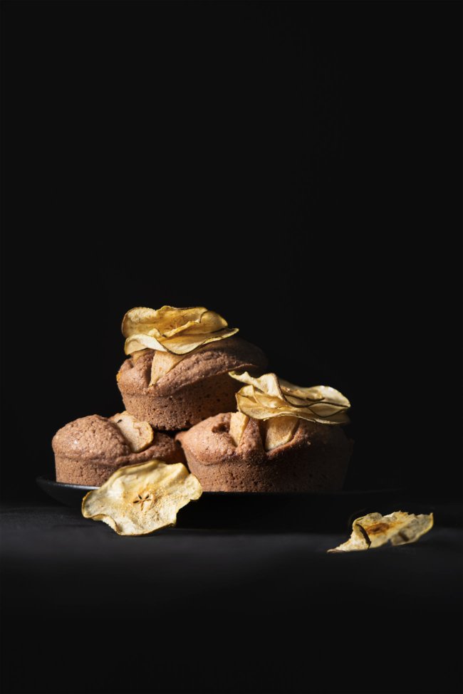 Diese kleinen Mandelkuchen bestehen hauptsächlich aus Eiweiß, Mandeln, Butter und Puderzucker und sind so luftig leicht, dass man fast gar nicht bemerkt, wenn man sie isst. Ich hab sie in einer Muffinform gebacken, da diese der Friand-Form sehr ähnlich ist und ich nicht extra eine ovale Form kaufen wollte. (Es kann auch sein, dass ich eine habe und diese unter dem großen Berg meiner Backformen nicht finde). Als Topping haben die Kleinen knusprige Birnen-Chips bekommen, weil es einfach hübsch aussieht.