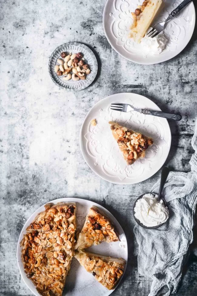 Wenn ich an dieses knackige Mandelkruste denke, würde ich am liebsten wieder zurück in die Küche hüpfen und mir nur eine große Portion Nusskrokant machen (warum eigentlich nicht?). Aber der Kuchen ist auch schön cremig und locker. Eine perfekte Verbindung. Aber ich will nicht meckern, denn schließlich habe ich den Kuchen schon verspeist und in meiner „Blog-Küche“ warten heute ganz viele Leckereien auf mich.