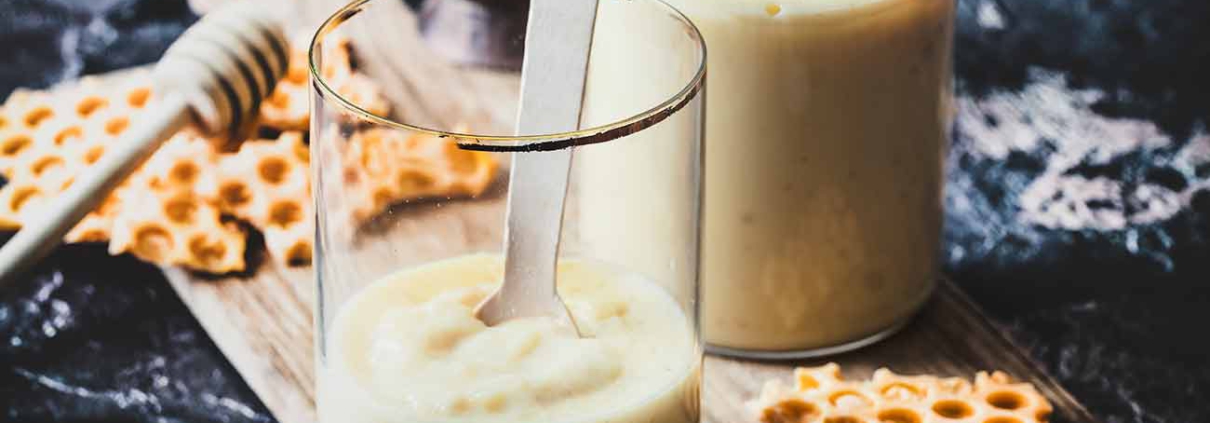 Viel zu lange ist es her, dass ich mal wieder einen Pudding selber gemacht habe. Und jedes Mal bin ich wieder fasziniert davon, wie schnell das geht. Eigentlich genau so schnell wie ein Tütchen Puddingpulver aufzureißen. Diesmal habe ich den Zucker durch Honig ersetzt. So lecker- ein Wohlfühl-Pudding. Und die Schokoladen-Waben sind so schnell gemacht. Wie? Das verrate ich euch auf dem Blog.