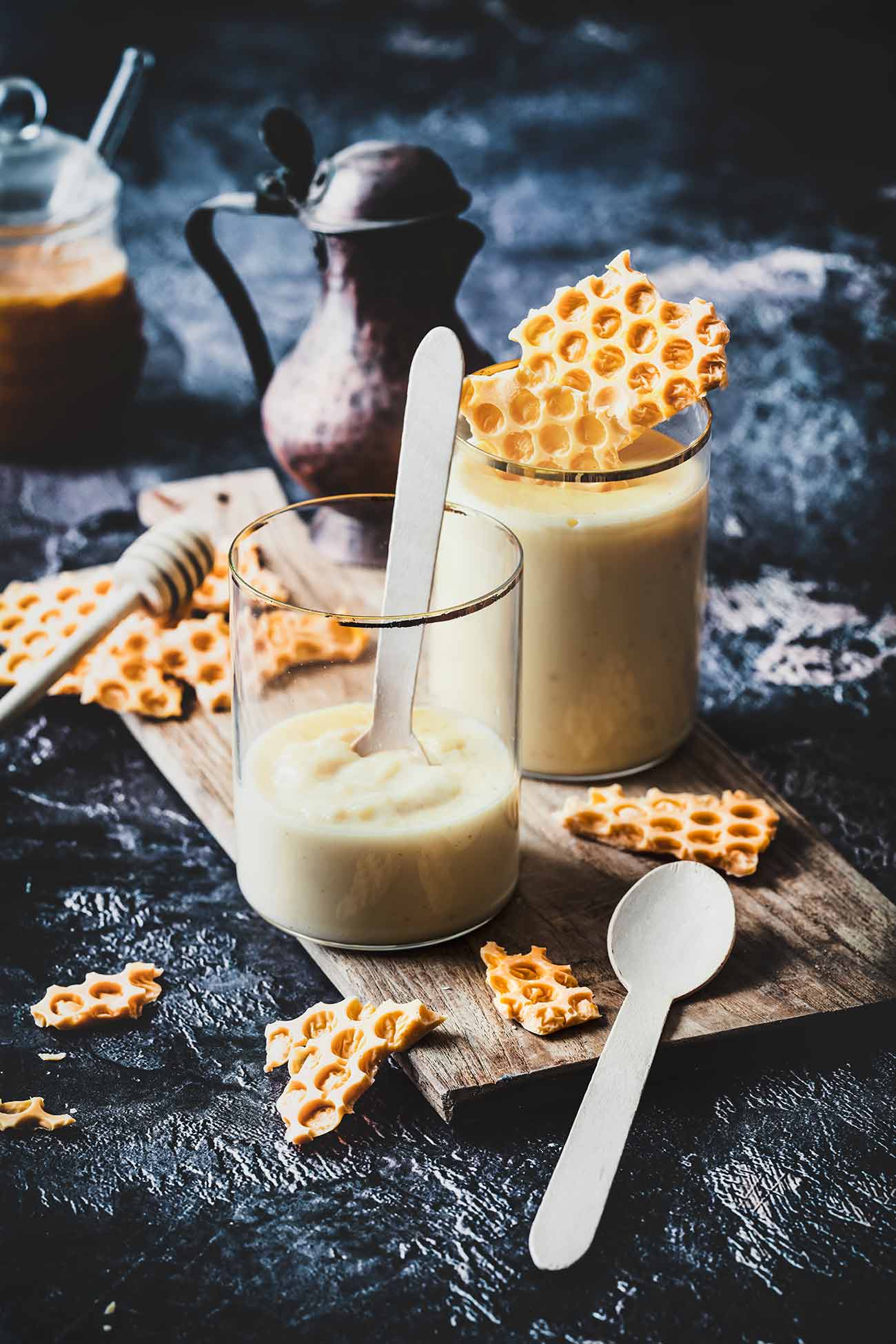 Viel zu lange ist es her, dass ich mal wieder einen Pudding selber gemacht habe. Und jedes Mal bin ich wieder fasziniert davon, wie schnell das geht. Eigentlich genau so schnell wie ein Tütchen Puddingpulver aufzureißen. Diesmal habe ich den Zucker durch Honig ersetzt. So lecker- ein Wohlfühl-Pudding. Und die Schokoladen-Waben sind so schnell gemacht. Wie? Das verrate ich euch auf dem Blog. 