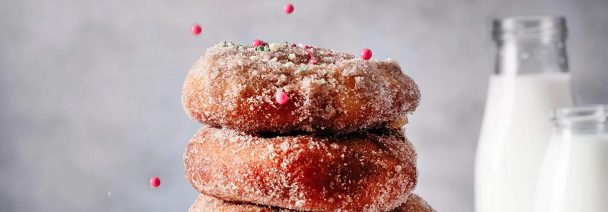 Helau und Alaaf…auch wenn Karneval dieses Jahr auf den Straßen, engen Gassen und vollen Kneipen ausfallen wird, gibt es keinen Grund, nicht all die (frittierten) Faschings-Leckereien zu essen, die für mich persönlich, Karneval immer erträglich gemacht haben. Ich hab da mal was vorbereitet: Frittierte Apfelkringel, die nicht nur fluffig daher kommen, sondern durch den JAZZ™ Apfel einen ganz besonderen Geschmack bekommen, denn der ist gleichzeitig knackig und saftig, süß und sauer… eben eine natürliche Kreuzung aus Royal Gala und Braeburn. Und da wir gerade im Faschings-Modus sind: So eine Art Tünnes und Schäl in einem.