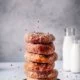 Helau und Alaaf…auch wenn Karneval dieses Jahr auf den Straßen, engen Gassen und vollen Kneipen ausfallen wird, gibt es keinen Grund, nicht all die (frittierten) Faschings-Leckereien zu essen, die für mich persönlich, Karneval immer erträglich gemacht haben. Ich hab da mal was vorbereitet: Frittierte Apfelkringel, die nicht nur fluffig daher kommen, sondern durch den JAZZ™ Apfel einen ganz besonderen Geschmack bekommen, denn der ist gleichzeitig knackig und saftig, süß und sauer… eben eine natürliche Kreuzung aus Royal Gala und Braeburn. Und da wir gerade im Faschings-Modus sind: So eine Art Tünnes und Schäl in einem.