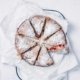 Hmmm… ein feuchter, leichter und luftiger Kirschkuchen mit einer leichten Zuckerkruste. Er ist einfach perfekt. Dies ist der Kuchen, den man auch mal in der Woche backen kann. Er ist so einfach zu machen, dass man ihn nach der Arbeit zubereiten und noch warm genießen kann, einfach so oder mit einer Kugel Vanilleeis darüber.