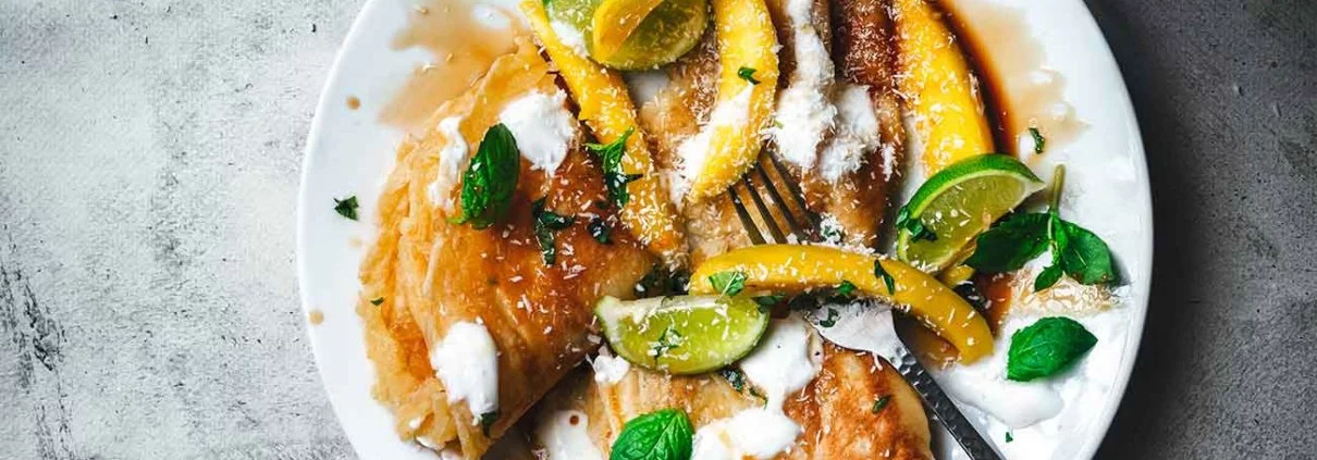 Pfannkuchen können einfach alles: sich einrollen, süß sein oder auch herzhaft daherkommen. Ich habe aus ihnen einen Mango-Mojito Cocktail gemacht. Das müsst ihr probieren. Geht auch alkoholfrei.