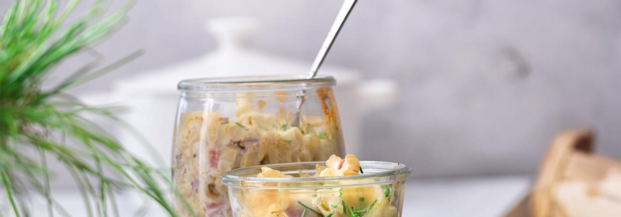 Bei gab es gestern Pasta. Pasta im Glas. Eine gute Pasta braucht nicht viel um lecker zu schmecken. Diesmal gab es nur eine Soße aus Saurer Sahne, Knoblauch und Gewürzen. Natürlich mit Käse überbacken.