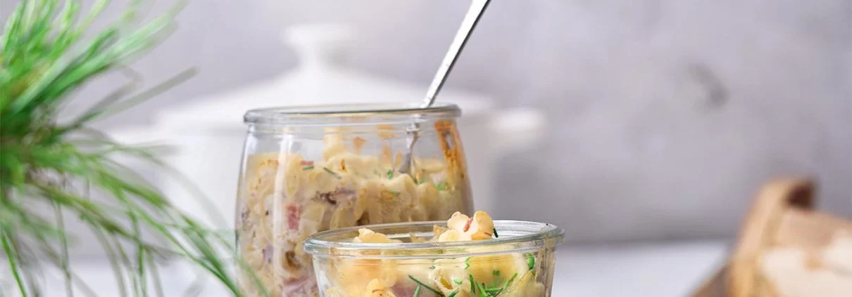 Bei gab es gestern Pasta. Pasta im Glas. Eine gute Pasta braucht nicht viel um lecker zu schmecken. Diesmal gab es nur eine Soße aus Saurer Sahne, Knoblauch und Gewürzen. Natürlich mit Käse überbacken.
