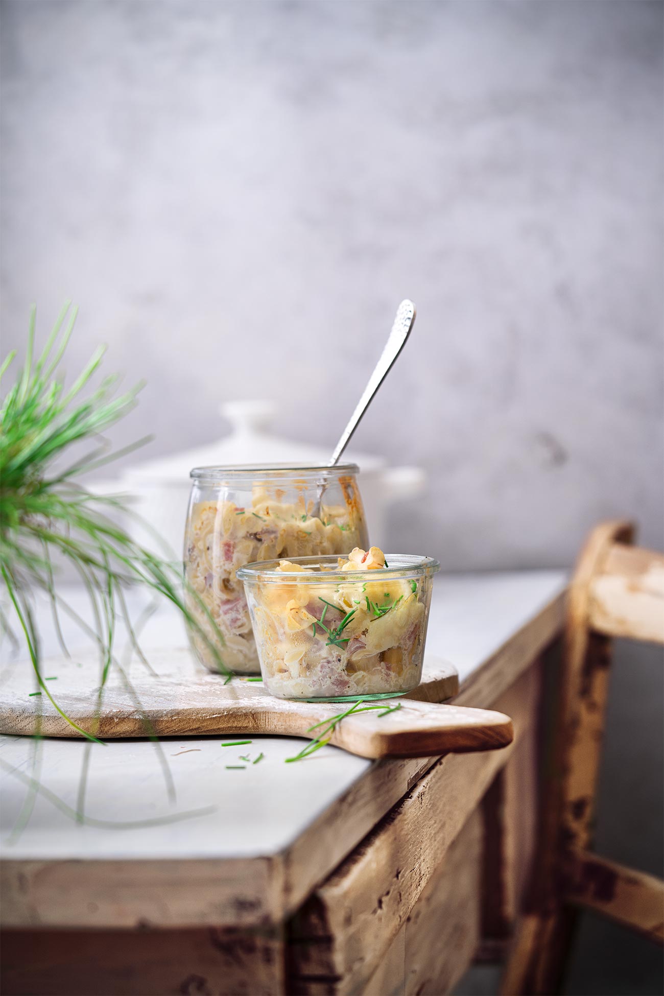 Bei gab es gestern Pasta. Pasta im Glas. Eine gute Pasta braucht nicht viel um lecker zu schmecken. Diesmal gab es nur eine Soße aus Saurer Sahne, Knoblauch und Gewürzen. Natürlich mit Käse überbacken.