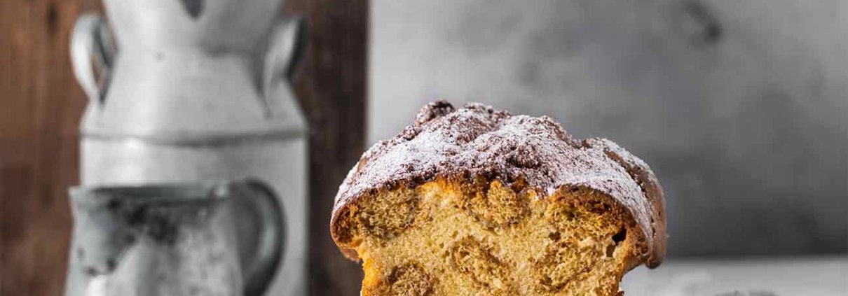 Yeah… ein Tiramisu-Kuchen. Alles drin, was eine Tiramisu ausmacht, diesmal nur in Kuchenform. Und absolut easy gemacht. Und alle denen die Frage auf der Zunge brennt: NEIN, der muss bis zum nächsten Tag nicht gekühlt werden, denn er wird einfach ganz aufgegessen. So war es bei mir jedenfalls. Habt ihr noch tolle Rezepte auf Lager, die ich unbedingt mal nachbacken sollte? Dann her damit. Lass mich deinen Lieblingskuchen backen.
