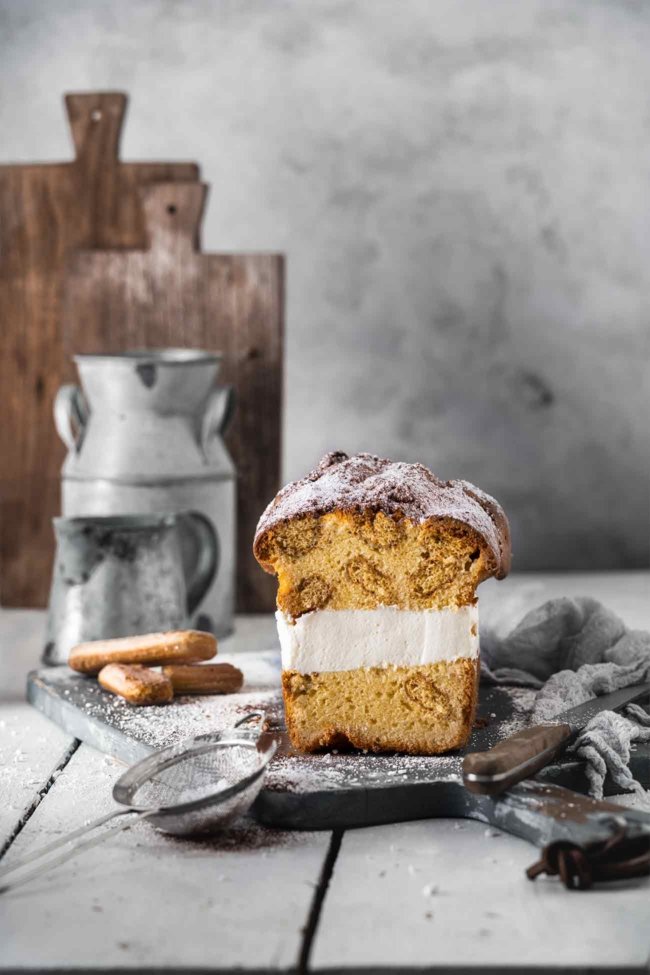 Yeah… ein Tiramisu-Kuchen. Alles drin, was eine Tiramisu ausmacht, diesmal nur in Kuchenform. Und absolut easy gemacht. Und alle denen die Frage auf der Zunge brennt: NEIN, der muss bis zum nächsten Tag nicht gekühlt werden, denn er wird einfach ganz aufgegessen. So war es bei mir jedenfalls. Habt ihr noch tolle Rezepte auf Lager, die ich unbedingt mal nachbacken sollte? Dann her damit. Lass mich deinen Lieblingskuchen backen.