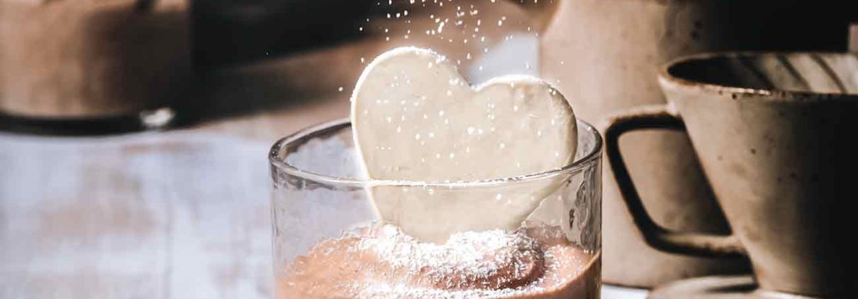 Bald ist Valentinstag und überall sind schon viele Köstlichkeiten in Herzform zu sehen. Du brauchst übrigens nicht unbedingt einen Grund wie einen Valentinstag, um jemanden eine Freude zu machen, denn die Wertschätzung darf jeden Tag stattfinden. Nur wenn du diesen einen Tag als Grund brauchst, ist es eigentlich Zeit zu gehen. Die Toblerone Mousse schmeckt jeden Tag richtig lecker und das Herzchen aus weißer Schokolade ist flott gemacht. Also los….