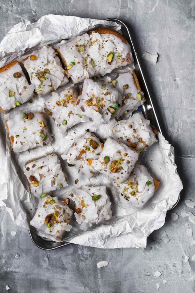 Hach, das war (leider muss ich hier in der Vergangenheitsform schreiben) ein richtig leckerer Kuchen, der mit einer Tasse Tee auf dem Sofa zum richtigen Highlight wurde. Süß, mit wärmenden Gewürzen wie Zimt, Kardamom und Ingwer. Dazu ab und zu knackige, salzige Pistazien. Irgendwie ein Winter-Abschiedskuchen oder wir „begrüßen so langsam den Frühling“-Kuchen. Wie ihr wollt. Hauptsache lecker.