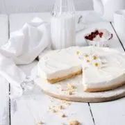 Sahnig, cremig und vanillig. Und das, ohne den Backofen anzuschmeißen. Ein perfekter Cheesecake, der mir nicht nur gestern den Nachmittag versüßt hat, sondern auch heute seine Dienste tun wird. Ich freu mich schon drauf.